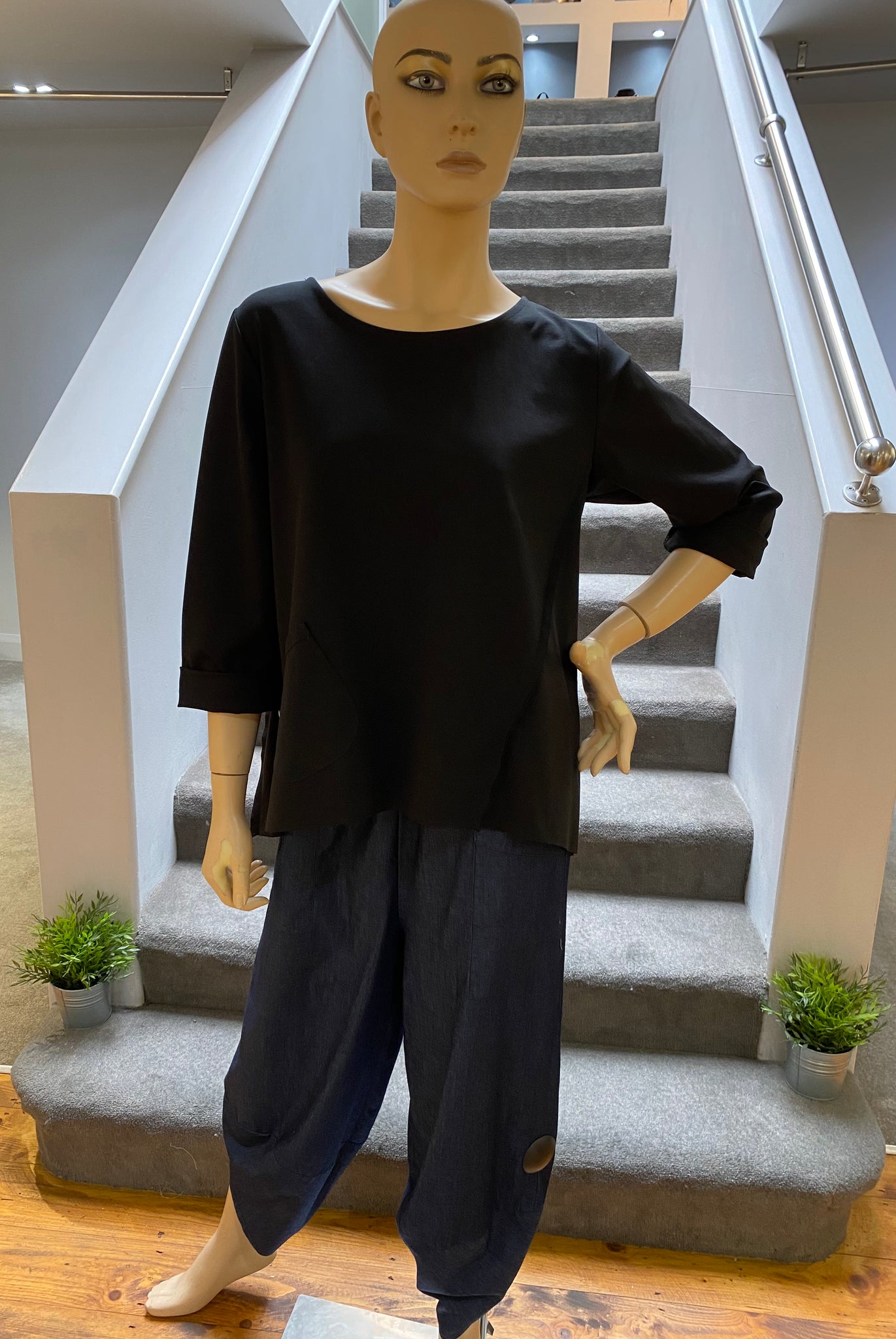 GILYA - NAVY ROUND NECK TOP